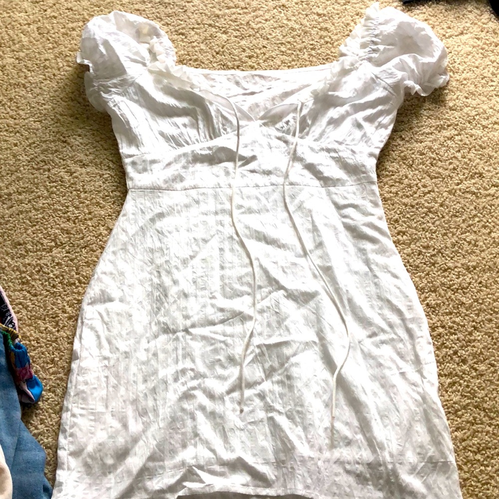 White short dress. Ruffle sleeves.